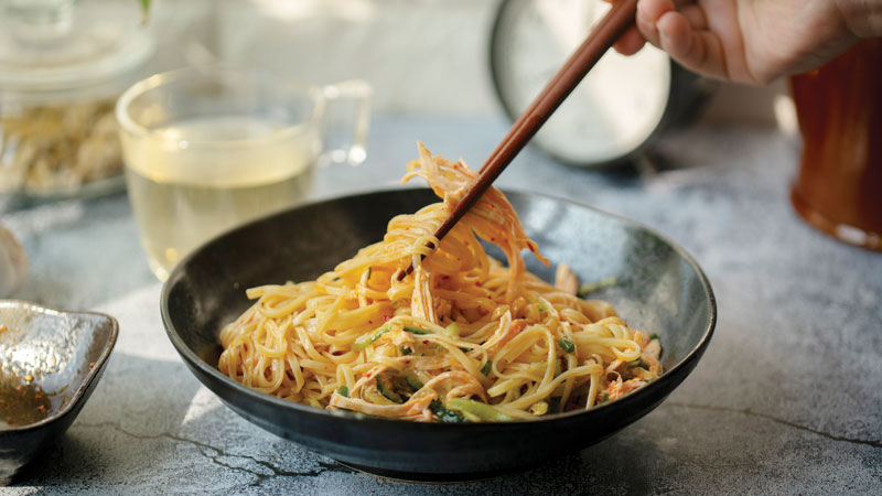 refeição tipicamente chinesa, composta por um prato de noodles acompanhado com uma chávena de chá 
